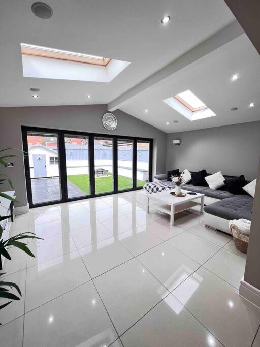Stunning Home In Astley Tyldesley Екстер'єр фото